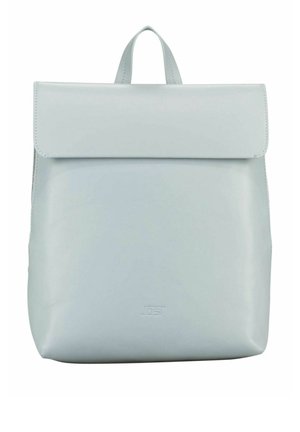 Sac à dos en cuir bleu clair avec fermeture à rabat et petite poignée supérieure, embossé d'un logo de marque subtil à l'avant.