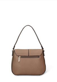 Bruine leren handtas met een gestructureerd ontwerp, een enkele handgreep, een ritsvak aan de voorkant en contrasterende stiksels langs de randen.