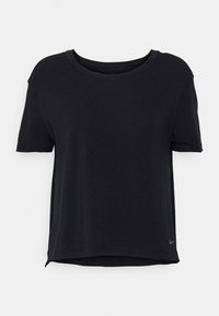 Camiseta negra de manga corta hecha de tela suave, con cuello redondo y un ajuste ligeramente holgado, con un pequeño logo de Nike en el lateral.