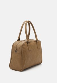 Brązowa skórzana torba z podwójnymi uchwytami, zamknięciem na zamek błyskawiczny i zaokrąglonym prostokątnym kształtem. Gładka faktura i subtelne detale przeszyć.