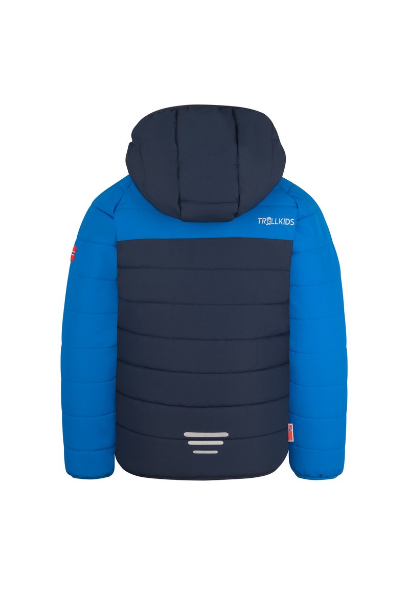 Kurtka ocieplana w niebiesko-granatowym schemacie kolorystycznym, z kapturem i odblaskowymi akcentami. Poziome pikowanie na korpusie i rękawach.