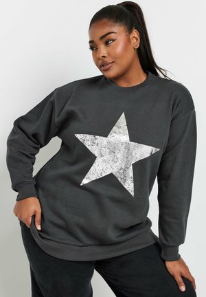 Grijze sweatshirt met een groot zilveren versleten sterontwerp aan de voorkant. Lange mouwen met ribgebreide manchetten en zoom. Zachte textuur.
