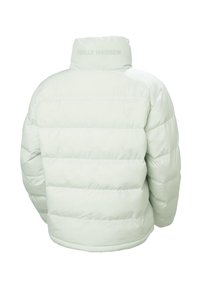 Chaqueta acolchada blanca con costuras horizontales, cuello alto y logo de "Helly Hansen" en la parte trasera del cuello, vista desde atrás.