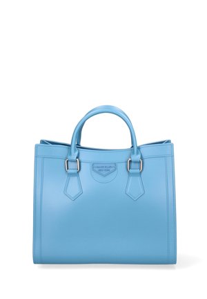 Sac à main en cuir bleu ciel avec double anses supérieures, forme rectangulaire, détail du logo en relief, et accents en matériel argenté. Texture lisse.