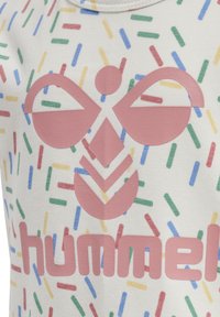 Weißes Baumwoll-T-Shirt mit buntem Streu-Muster. Mit einem großen pinken Logo und dem Markennamen "hummel" in fetter Schrift in der Mitte.