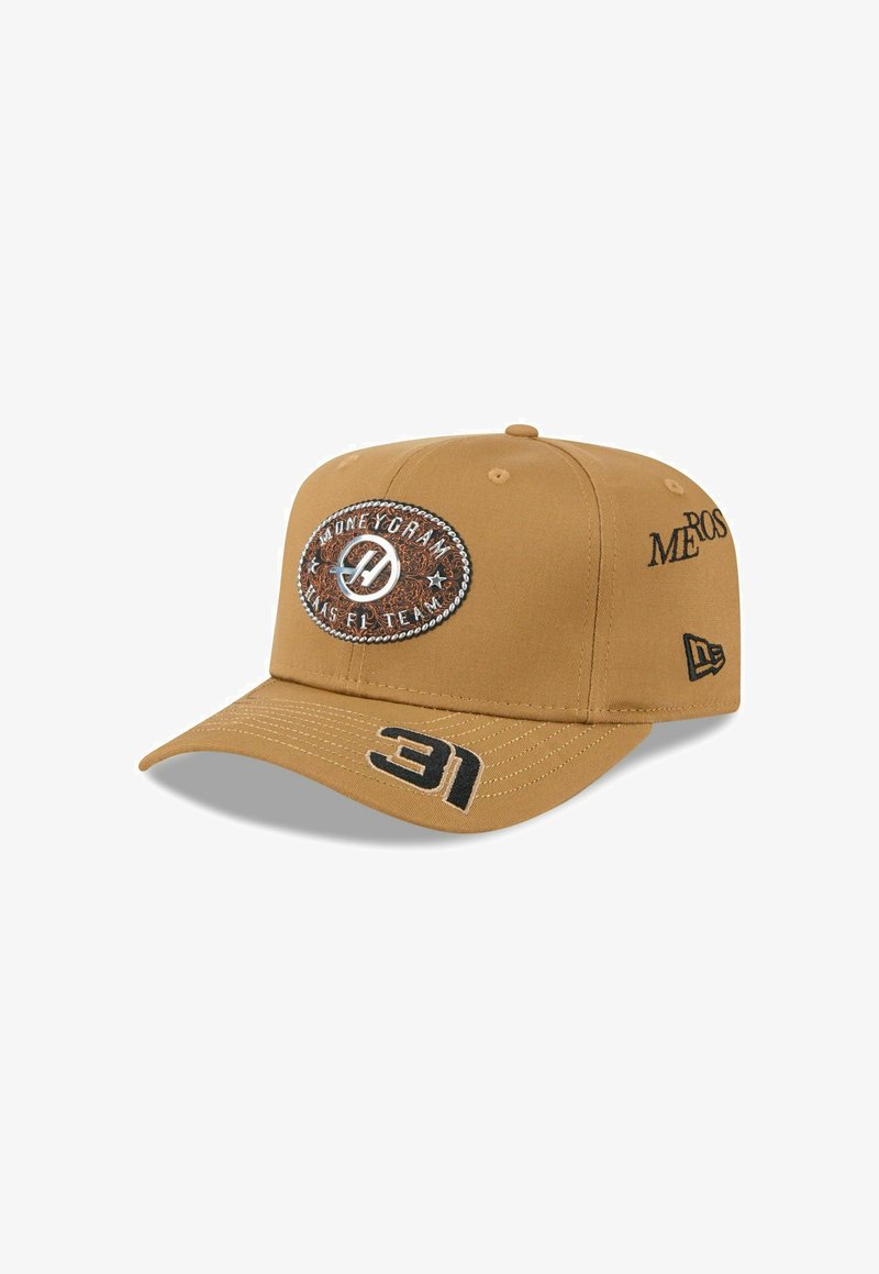 Brauner Hut mit strukturiertem Design, ausgestattet mit einem gestickten Logo-Patch und einer schwarzen Nummern-Akzentierung "31". Hat außerdem seitliche Textdetails.