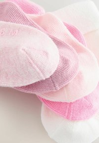 Sets sokken in verschillende tinten roze, met een zachte, gestructureerde brei. Elk paar heeft een versterkte teen en een licht geribbelde boord.