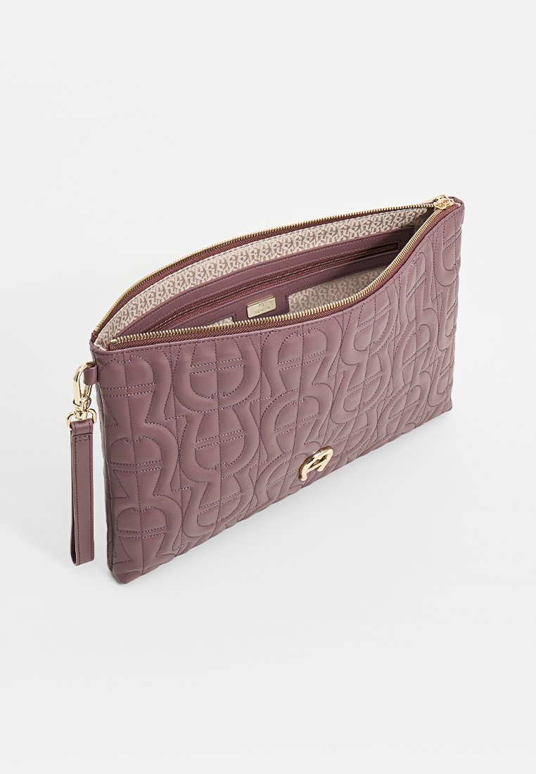 Kwiatowy, lawendowy skórzany kopertówka z złotymi akcentami, zamknięciem na zamek błyskawiczny i wzorzystym wnętrzem. Zawiera odpinany pasek na nadgarstek.