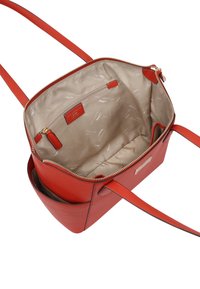 Rode leren handtas met een ruime beige binnenkant, ritsluiting en een zijvak. Voorzien van verstelbare schouderbanden en hardwareaccenten.