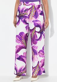 Pantalones de pierna ancha con un estampado floral en morado y rosa sobre un fondo blanco. Fabricados con una tela ligera y cuentan con una cinturilla elástica.