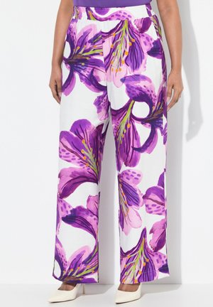 Pantalones de pierna ancha con un estampado floral en morado y rosa sobre un fondo blanco. Fabricados con una tela ligera y cuentan con una cinturilla elástica.