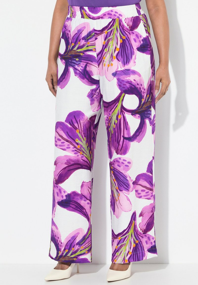 Pantalones de pierna ancha con un estampado floral en morado y rosa sobre un fondo blanco. Fabricados con una tela ligera y cuentan con una cinturilla elástica.