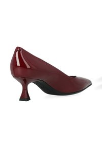 Escarpin en cuir verni bordeaux avec un bout pointu et un talon courbé distinctif. Texture lisse avec une finition brillante et des accents minimaux.