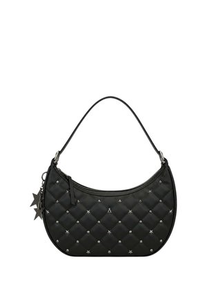 Borsa a mezzaluna nera trapuntata con stella argentata e borchie rotonde, tracolla singola e ciondoli a forma di stella sulla cerniera su sfondo bianco.