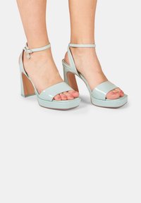 Bata Magas sarkú szandálok - blu
