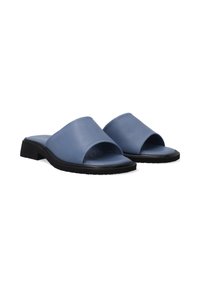 Blauwe leren slipper sandalen met een open teen ontwerp, voorzien van een lage zwarte hak en een gladde textuur. Geen zichtbare patronen of accenten.