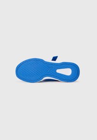Semelle de chaussure en caoutchouc bleu avec un motif texturé, de forme arrondie, et une section découpée. Design léger avec un accent blanc.