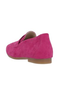 Rosa Wildleder Slipper mit runder Zehenpartie, flachem Absatz und einem leicht gepolsterten Innenraum. Mit minimaler Naht und Logo-Akzent.