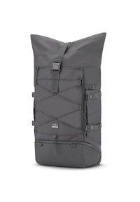 Mochila gris con tapa enrollable, fabricada en tejido resistente al agua, con correas ajustables, un bolsillo exterior con cremallera y un cordón bungee para almacenamiento adicional.