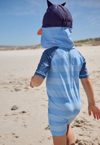 Blauer, gestreifter Badeanzug für Kinder mit kurzen Ärmeln, einem Reißverschluss auf der Rückseite und einer passenden Kapuze mit Hundemotiv und Ohrenakzenten.