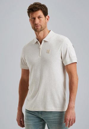 Polo en coton gris clair avec une courte fermeture éclair, un col et un logo brodé sur la poitrine. Manches courtes avec des accents en tissu.