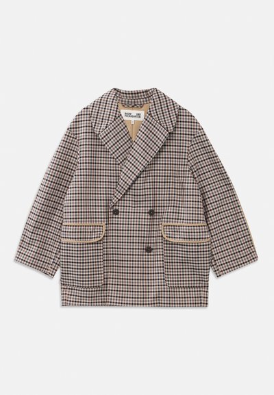 Sacou cu dublu rând de nasturi, din stofă în carouri, în nuanțe de maro, crem și bleumarin, având două buzunare frontale cu margini crem și rever mari.