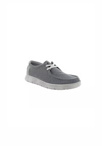 Sneaker in tela grigia con lacci bianchi, punta rotonda, parte superiore testurizzata e suola in gomma leggera a contrasto. Presenta un design minimalista.