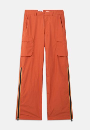 Pantaloni cargo arancioni con due tasche laterali e design a gamba larga. Presentano strisce verticali in blu, giallo e rosso lungo le cuciture.