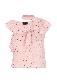 Lyserød bluse med sorte prikker har en volangdesign omkring halsudskæringen og skuldrene. Stoffet har en blød, let tekstur.