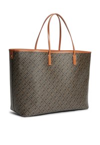 Καφέ τσάντα ώμου με λαβές και διακοσμητικά από δέρμα σε καφέ ανοιχτό χρώμα, με γεωμετρικό μοτίβο μονογράμματος σε σκοτεινό φόντο.