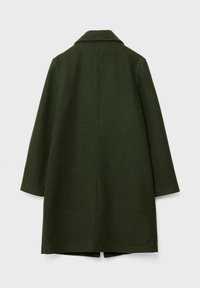 Tmavě zelený vlněný kabát s děleným límcem, spadlými rameny a rovný střih. Má minimalistický design a žádné viditelné zapínání.