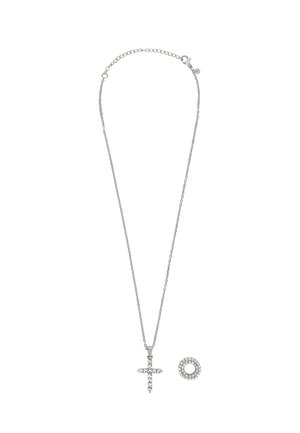 Collana in argento con un piccolo ciondolo a croce e un ciondolo rotondo separato, entrambi decorati con cristalli trasparenti.