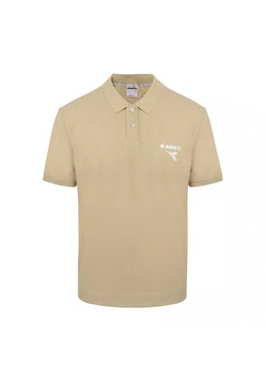 Polo beige a maniche corte con due bottoni e logo bianco sul petto sinistro su sfondo bianco uniforme.