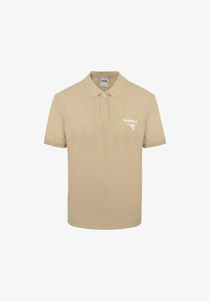 Polo beige a maniche corte con due bottoni e logo bianco sul petto sinistro su sfondo bianco uniforme.