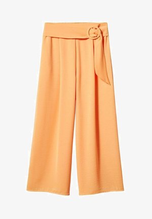 Ensemble composé d'un haut croisé orange et d'un pantalon à jambes larges en tissu texturé. Les détails notables comprennent une ceinture à nouer avec un accent rond et des poches latérales.