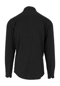 Camisa negra de manga larga con cuello, de textura lisa y puños abotonados. Tela suave con diseño de espalda recta y sin patrones.