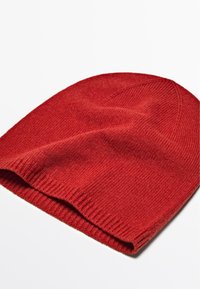 Berretto di lana rossa lavorato a maglia con orlo a coste e texture liscia, caratterizzato da una parte superiore arrotondata e senza motivi o dettagli visibili.