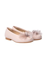 Bailarinas de lino rosa con tacón bajo, que cuentan con acentos florales y detalle de encaje en la punta. Textura suave con un diseño sencillo.