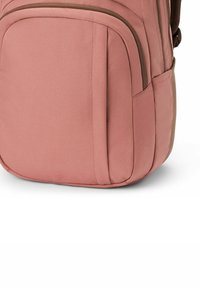 Mochila de tela rosa con una textura suave, que cuenta con un gran compartimento principal, bolsillos con cremallera y paneles laterales contorneados.