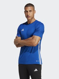 Kék sport póló szintetikus anyagból, rövid ujjú, fehér átlós csíkokkal az oldalán és logóval a mellkason.
