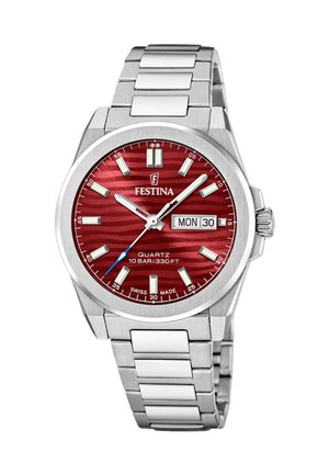 Reloj de pulsera de metal plateado con esfera texturizada roja, marcadores de hora blancos, segundero azul, indicador de día y fecha, muestra la hora 10:09:35.