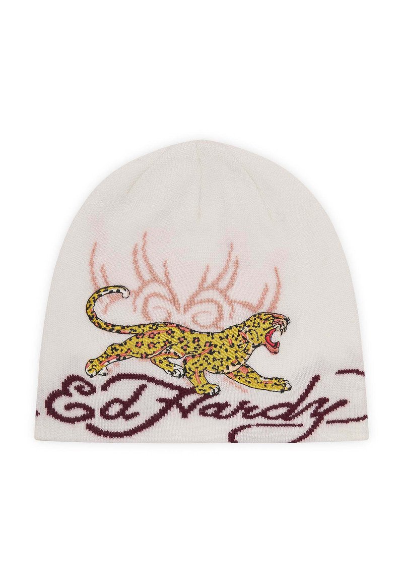 Strikket hue i creme med et gult leopardmotiv, der løber på tværs, broderet "Ed Hardy" i maroon, med et subtilt pink baggrundsmønster.