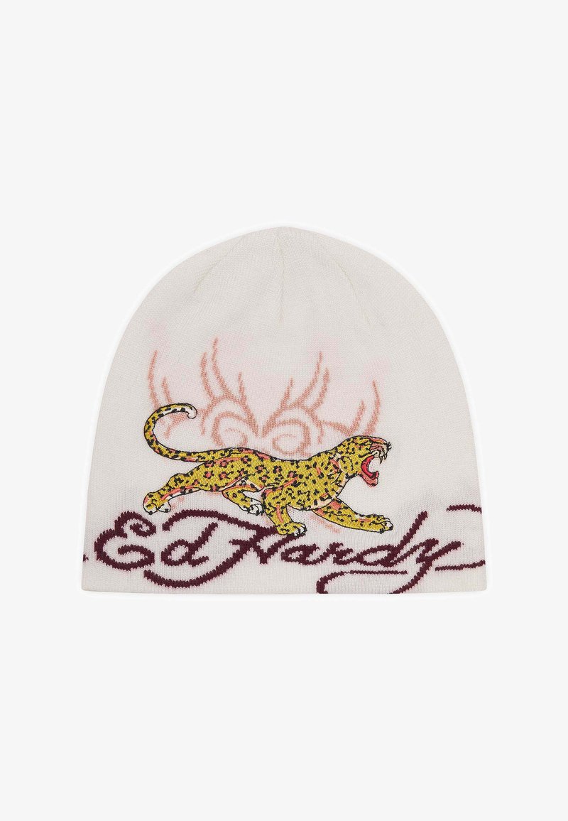 Gebreide beanie in crème met een geel luipaardmotief dat over de hoed loopt, geborduurd "Ed Hardy" in kastanjebruin, met een subtiele roze achtergrondpatroon.