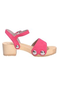 Sandale à bout ouvert en daim rose avec talon bloc en bois, bride de cheville ajustable et deux clous métalliques sur la bride avant.