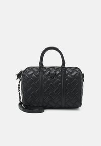 Borsa nera realizzata in pelle trapuntata. Presenta manici doppi, una tracolla a catena staccabile e un emblema in rilievo sulla parte anteriore. Motivo testurizzato su tutta la superficie.