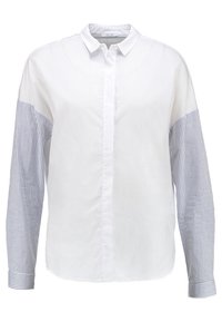 Bílá košile na knoflíky s dlouhými pruhovanými rukávy v námořnické modré a bílé barvě. Hladký materiál s klasickým límečkem a rovným střihem.