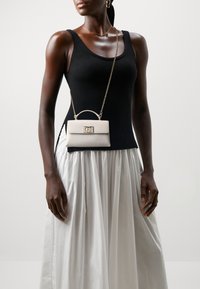 Furla MINI CROSSBODY TOP HANDLE - Håndtasker - marshmallow