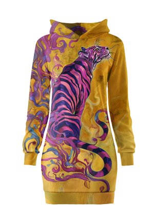 Vestido amarillo con capucha con un diseño vibrante de tigre a rayas en rosa y púrpura y patrones abstractos que giran en las mangas y el cuerpo.