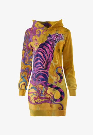 Geel hooded jurk met een levendig roze en paars gestreept tijgerontwerp en wervelende abstracte patronen op mouwen en romp.