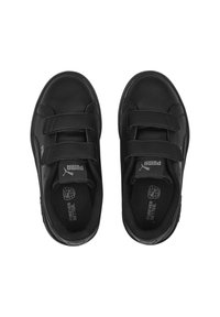 Baskets de sport noires avec deux brides Velcro, bout arrondi, semelle texturée et logo Puma sur les brides et les semelles intérieures. Design simple et épuré.